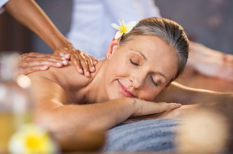 Mulher que recebe a massagem em termas fotografia de stock Mulher que recebe a massagem em termas fotografia de stock