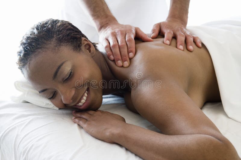 Mulher que recebe a massagem traseira em termas foto de stock royalty free Mulher que recebe a massagem traseira em termas foto de stock royalty free