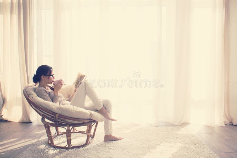 Mulher que relaxa na cadeira imagens de stock royalty free Mulher que relaxa na cadeira imagens de stock royalty free