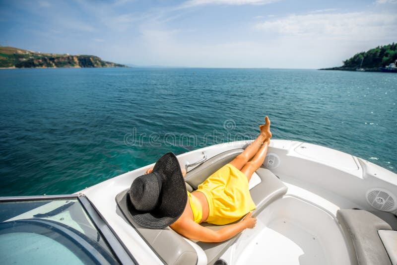Mulher que relaxa no iate fotos de stock royalty free Mulher que relaxa no iate fotos de stock royalty free