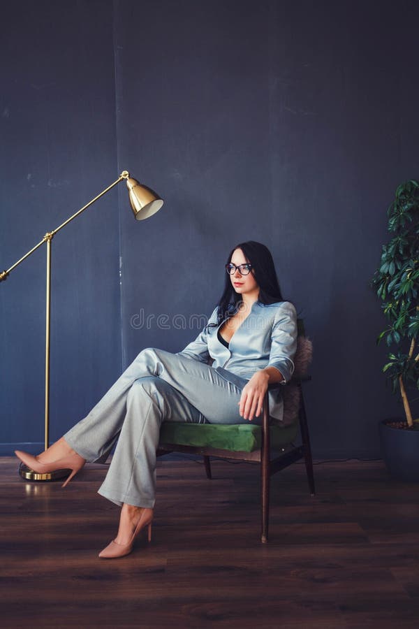 Mulher que senta-se no interior do escritório fotografia de stock royalty free Mulher que senta-se no interior do escritório fotografia de stock royalty free