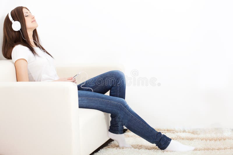 Mulher que senta-se no sof? e que olha o jogador
