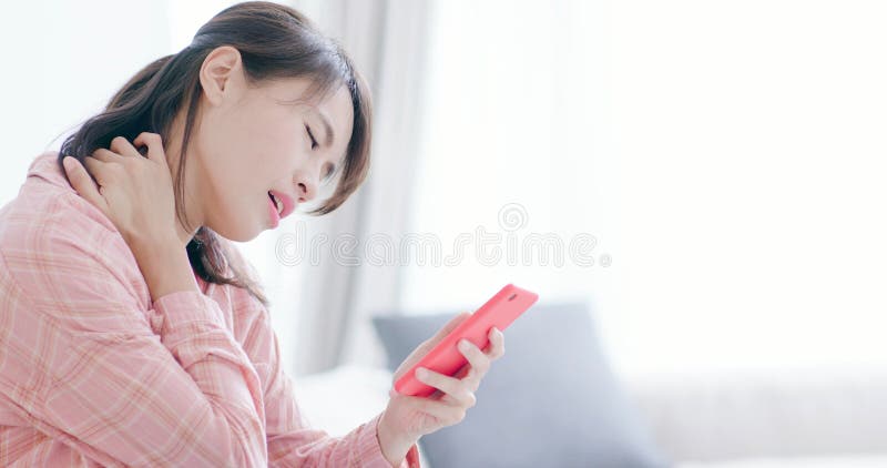 Mulher que sofre da dor de pescoço imagens de stock Mulher que sofre da dor de pescoço imagens de stock
