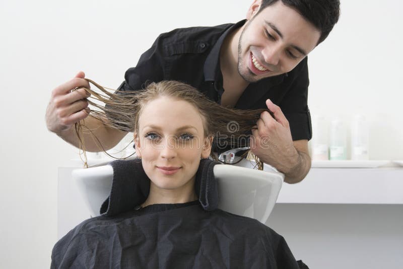 Profissional à Moda, Cabeleireiro Que Faz Hairdoing Ao Cliente Com