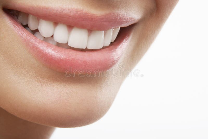 Mulher que sorri com os dentes do branco do prefeito imagem de stock Mulher que sorri com os dentes do branco do prefeito imagem de stock
