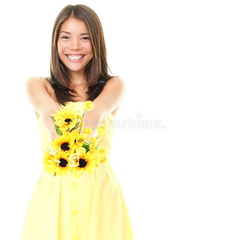 Mulher que sorri mostrando flores fotos de stock Mulher que sorri mostrando flores fotos de stock
