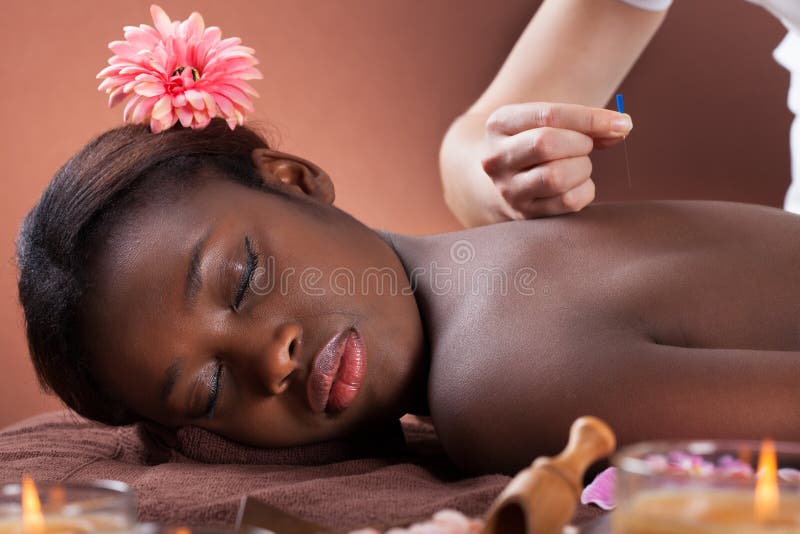 Mulher que submete-se à terapia da acupuntura no salão de beleza fotografia de stock royalty free Mulher que submete-se à terapia da acupuntura no salão de beleza fotografia de stock royalty free
