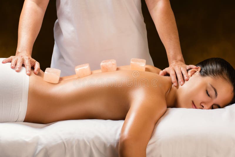 Mulher que tem a massagem de pedra Himalaia quente nos termas fotos de stock royalty free Mulher que tem a massagem de pedra Himalaia quente nos termas fotos de stock royalty free