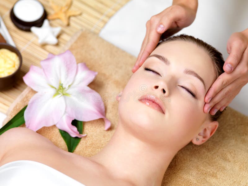 Mulher que tem a massagem dos termas da cabeça imagens de stock Mulher que tem a massagem dos termas da cabeça imagens de stock