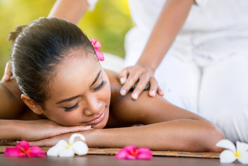 Mulher que tem a massagem no salão de beleza dos termas imagem de stock royalty free Mulher que tem a massagem no salão de beleza dos termas imagem de stock royalty free