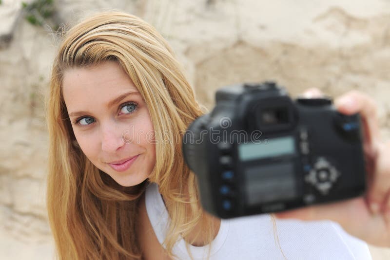 Mulher que toma um self-portrait fotografia de stock Mulher que toma um self-portrait fotografia de stock
