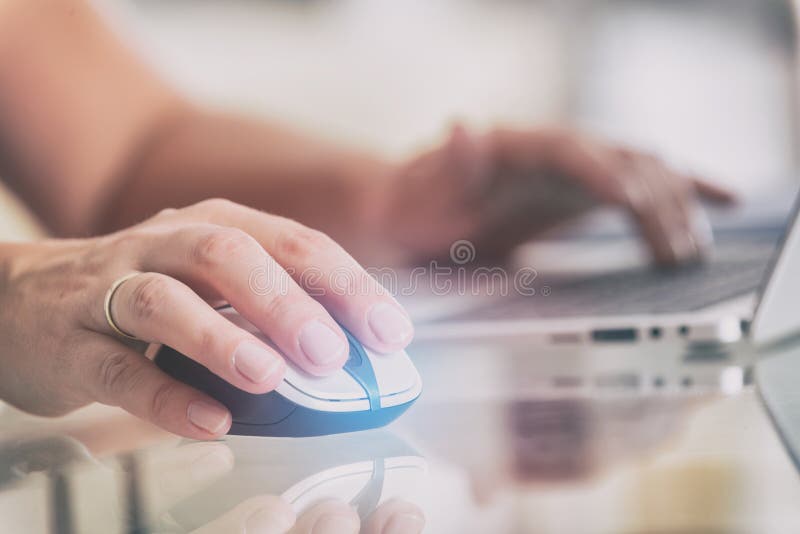 Mulher que trabalha em seu escritório do portátil em casa imagens de stock royalty free Mulher que trabalha em seu escritório do portátil em casa imagens de stock royalty free