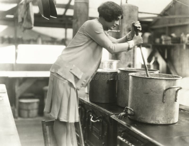 Mulher que trabalha na cozinha de sopa fotos de stock Mulher que trabalha na cozinha de sopa fotos de stock