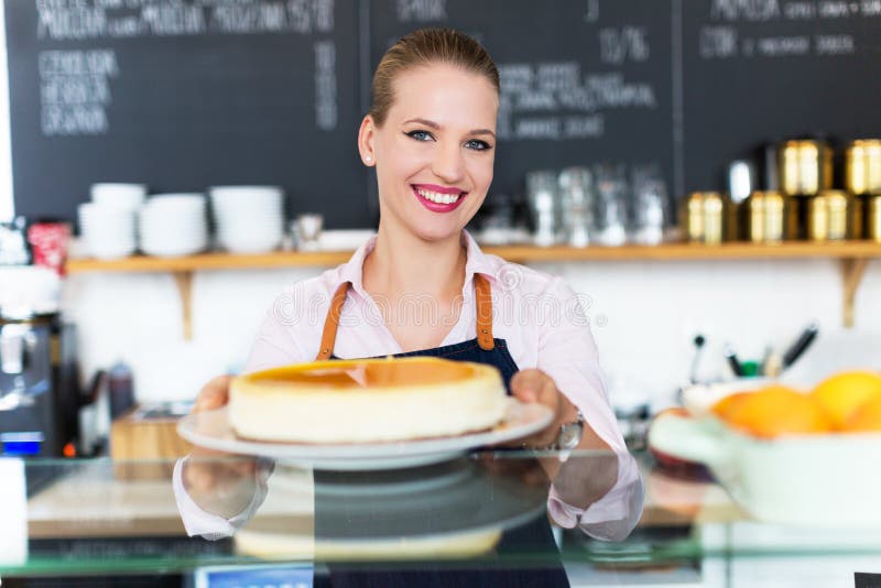 Mulher que trabalha no café imagens de stock Mulher que trabalha no café imagens de stock