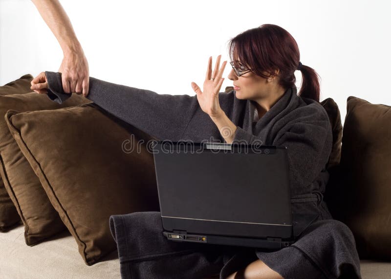 Mulher que trabalha a tarde imagens de stock Mulher que trabalha a tarde imagens de stock