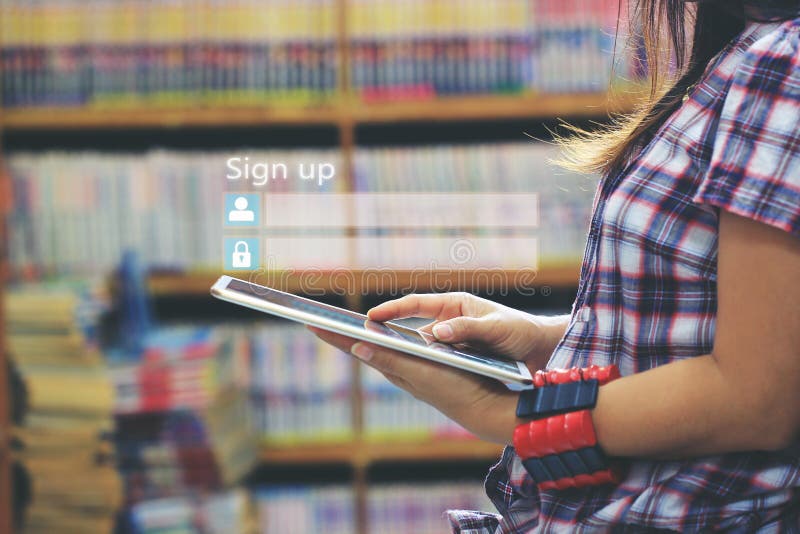 Mulher que usa o laptop e o sinal acima ou para entrar a senha do username na sala da biblioteca e no fundo da estante, GDPR Segu fotos de stock royalty free Mulher que usa o laptop e o sinal acima ou para entrar a senha do username na sala da biblioteca e no fundo da estante, GDPR Segu fotos de stock royalty free