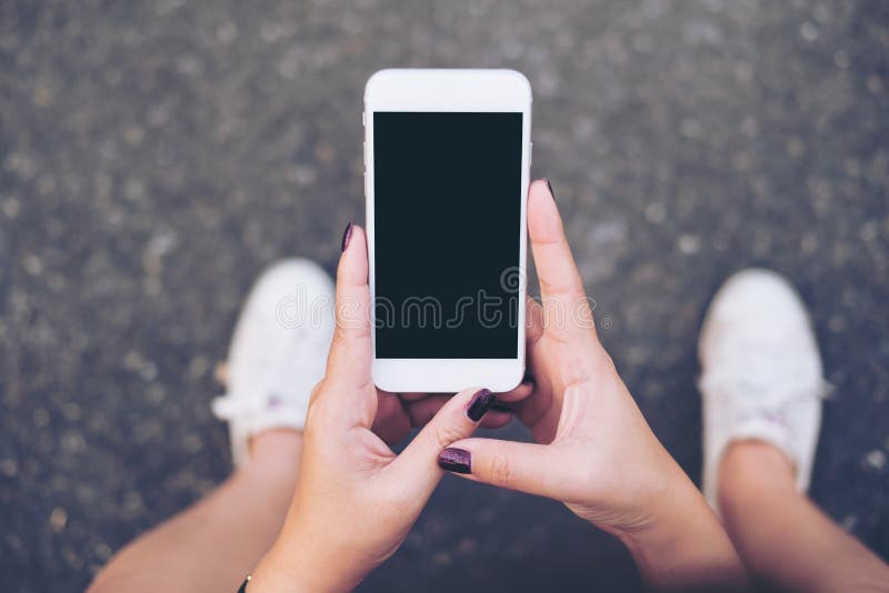 Mulher que usa o telefone móvel fotos de stock Mulher que usa o telefone móvel fotos de stock