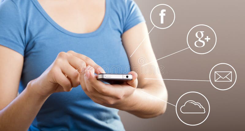 Mulher a usar Smartphone fotos de stock royalty free