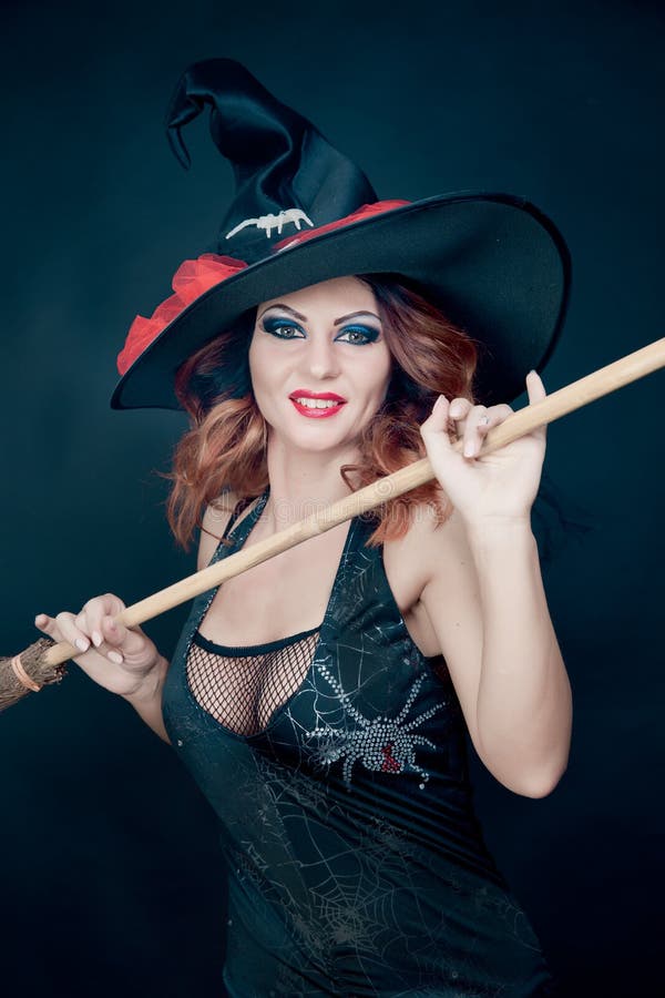 Mulher que veste como a dança da bruxa Halloween fotografia de stock Mulher que veste como a dança da bruxa Halloween fotografia de stock