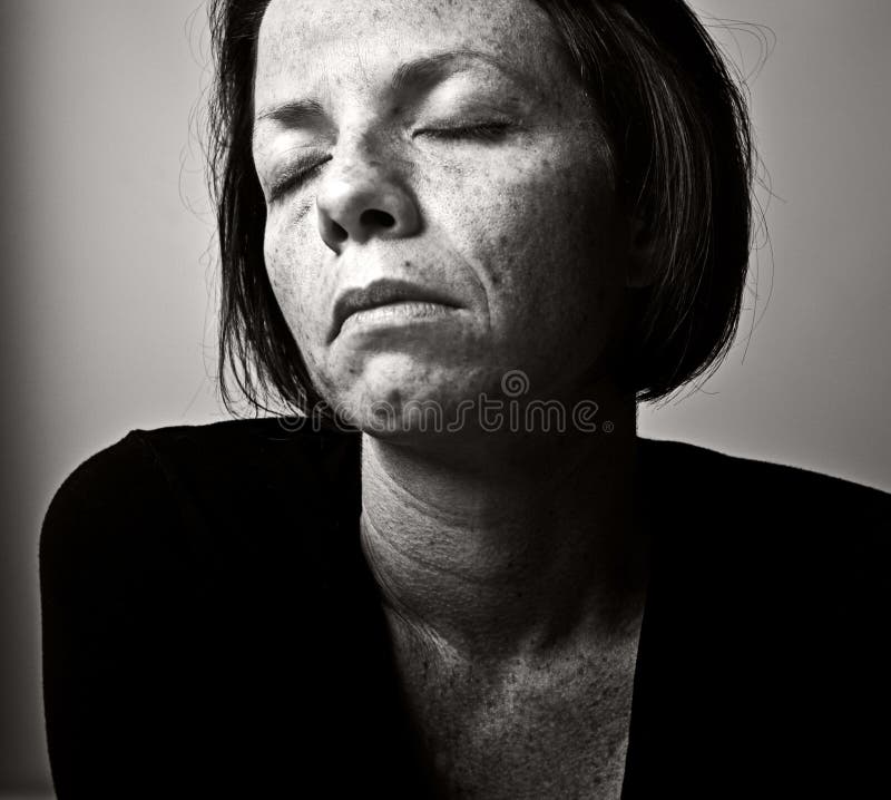Mulher quebrada fotografia de stock royalty free Mulher quebrada fotografia de stock royalty free