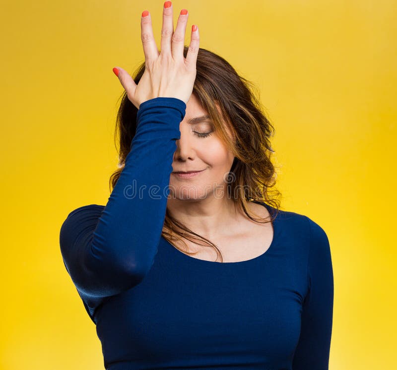 A mulher realiza o erro, pesares, golpeando a mão na cabeça para dizer duh imagem de stock A mulher realiza o erro, pesares, golpeando a mão na cabeça para dizer duh imagem de stock
