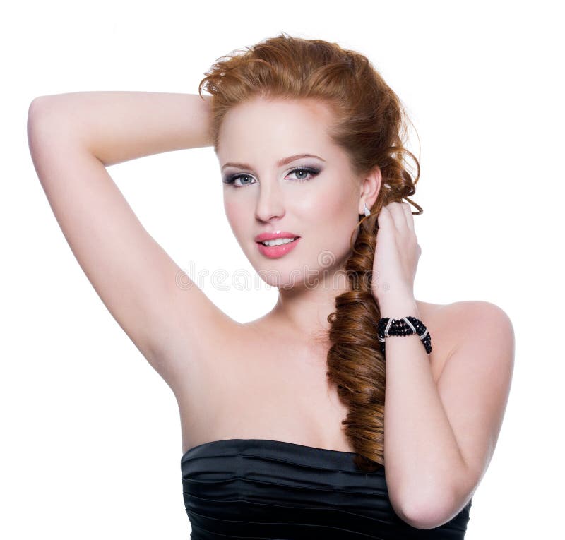 Mulher red-haired sensual com composição do encanto
