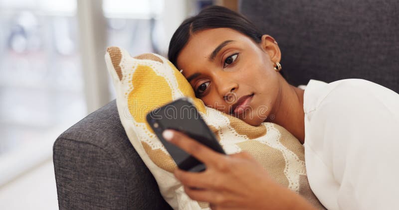 Jovem mulher sorrindo e rindo enquanto enviava mensagens de texto em um  telefone em casa mulher alegre conversando com seus amigos nas mídias  sociais navegando online e assistindo memes engraçados da internet