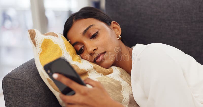 Jovem mulher sorrindo e rindo enquanto enviava mensagens de texto em um  telefone em casa mulher alegre conversando com seus amigos nas mídias  sociais navegando online e assistindo memes engraçados da internet