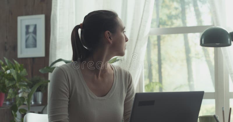 Mulher relaxada trabalhando em casa