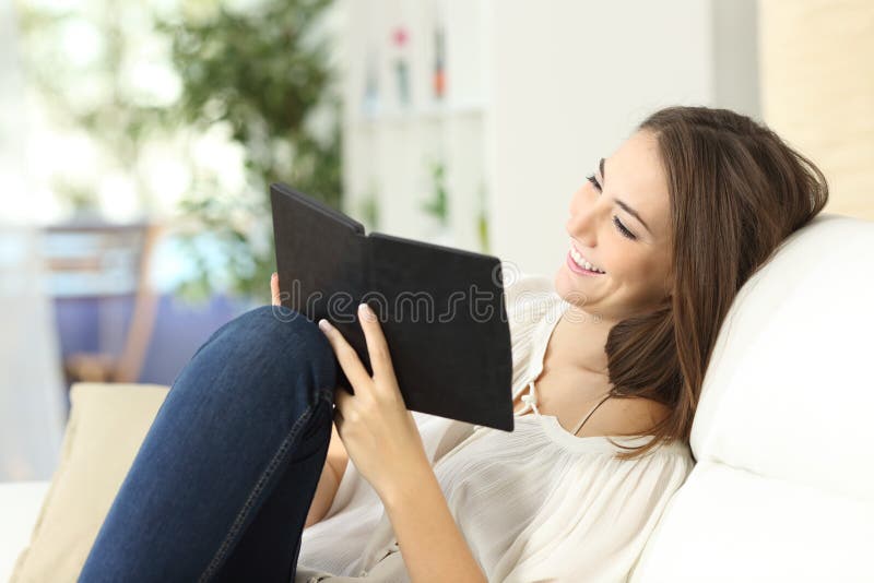 Mulher relaxado que lê um ebook