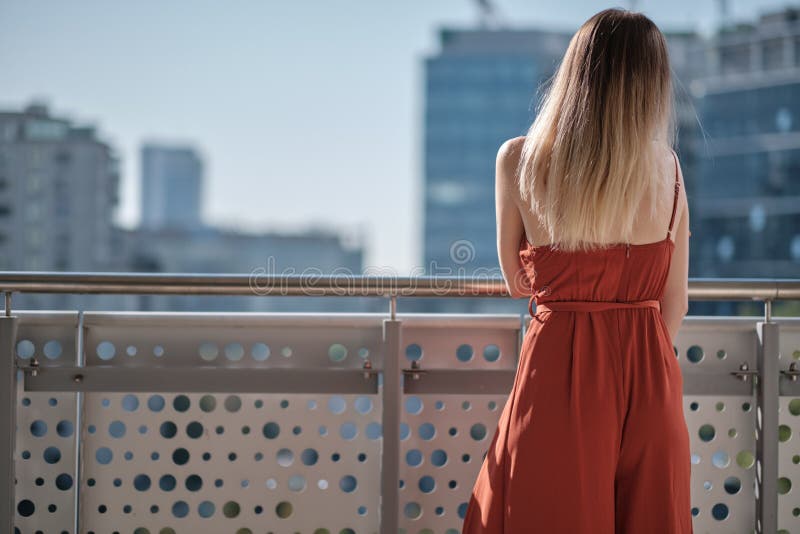 Mulher relaxando na varanda vista paisagem da cidade imagens de stock Mulher relaxando na varanda vista paisagem da cidade imagens de stock