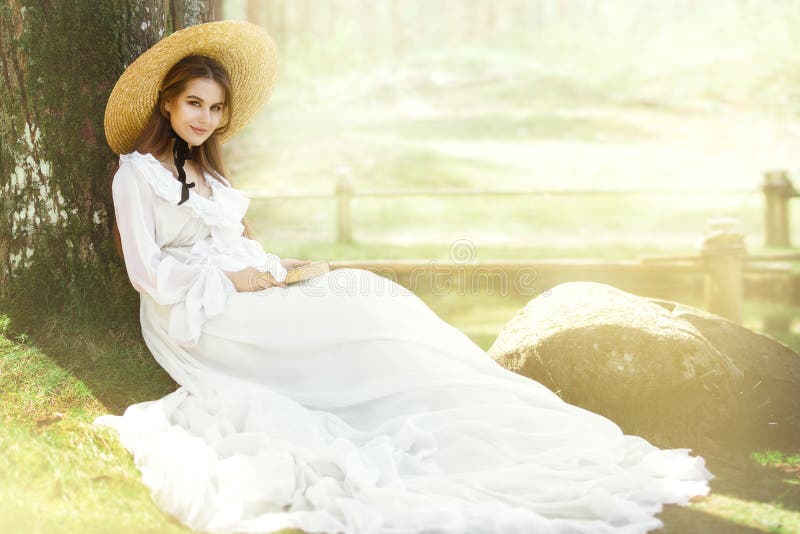 Mulher Romântica Modelo Retrógrado Vitoriano De Moda Em Vestido Branco  Grande Brim Que Retrato De Beleza Exterior Foto de Stock - Imagem de  elegante, cara: 189462846