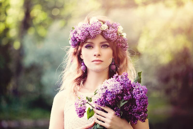 Mulher romântica com flores fora fotos de stock royalty free Mulher romântica com flores fora fotos de stock royalty free