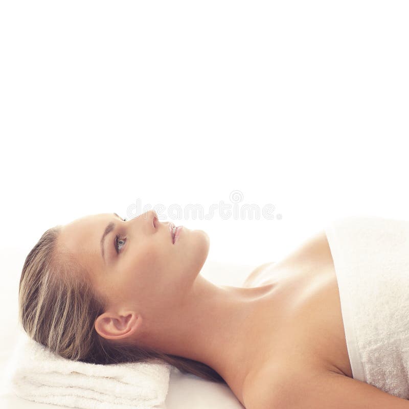 Mulher saudável e bonita nos termas Recreação, energia, saúde, massagem e cura imagem de stock royalty free Mulher saudável e bonita nos termas Recreação, energia, saúde, massagem e cura imagem de stock royalty free