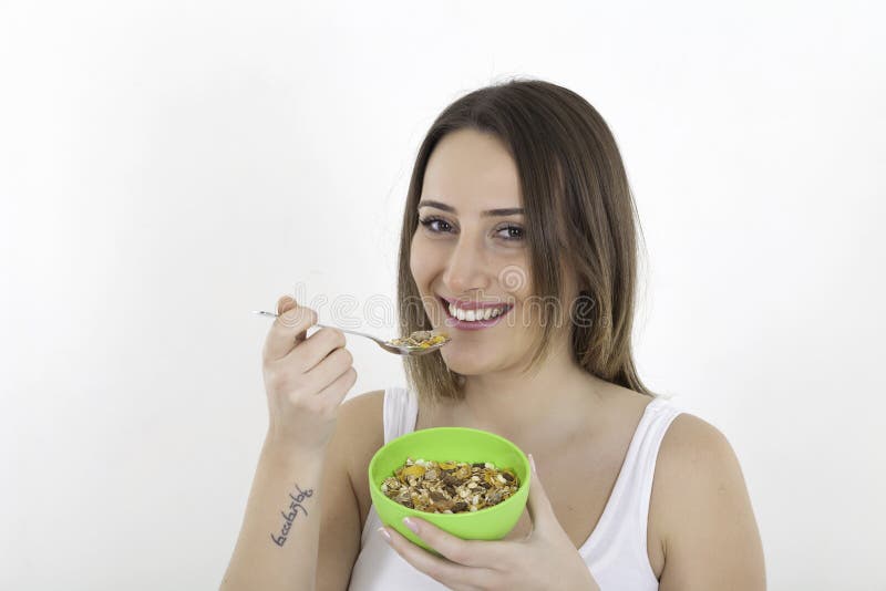 Mulher saudável que come o cereal imagem de stock Mulher saudável que come o cereal imagem de stock