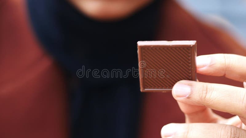 Mulher segura doce de chocolate escuro video estoque