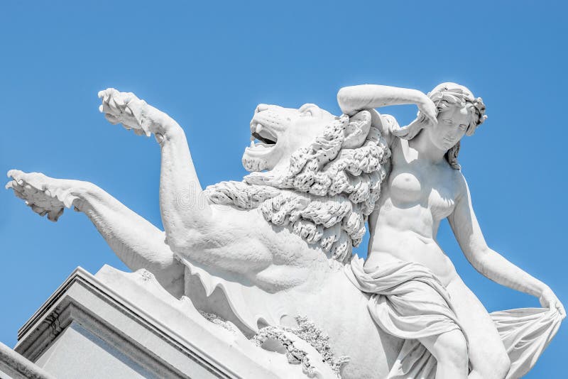 Mulher sensual da era do renascimento da estátua antiga que coloca no leão grande em Potsdam, Alemanha imagem de stock Mulher sensual da era do renascimento da estátua antiga que coloca no leão grande em Potsdam, Alemanha imagem de stock