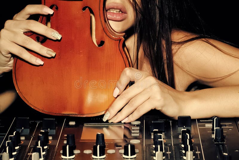 Mulher sensual do DJ com violino fotografia de stock Mulher sensual do DJ com violino fotografia de stock