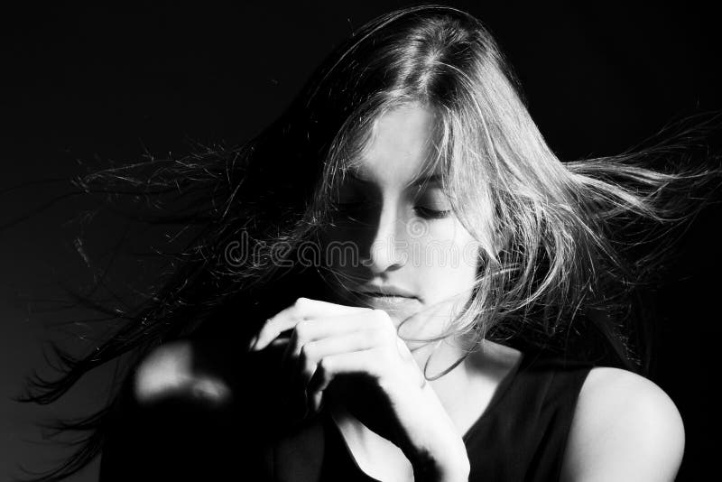 Mulher sensual no vestido preto foto de stock Mulher sensual no vestido preto foto de stock