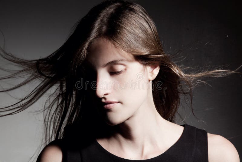 Mulher sensual no vestido preto fotografia de stock royalty free Mulher sensual no vestido preto fotografia de stock royalty free
