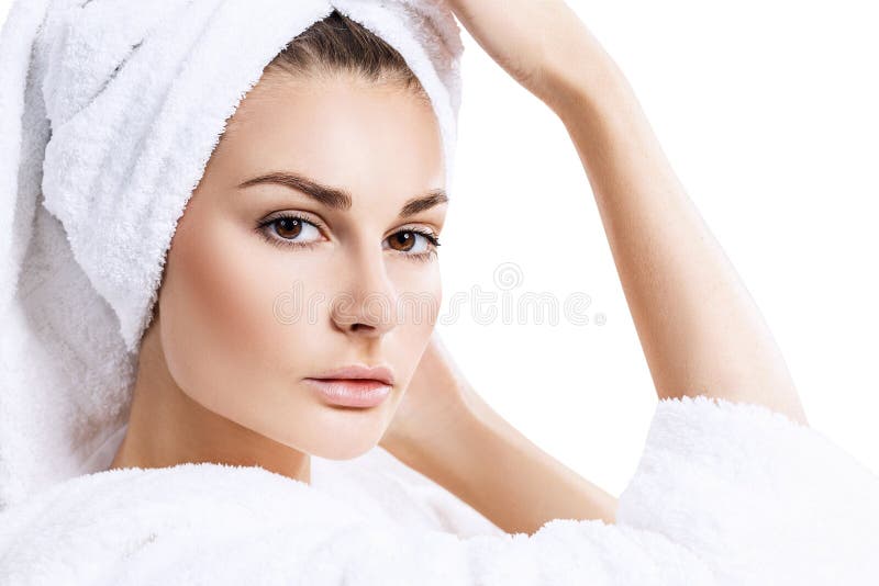 Mulher sensual nova com a toalha de banho na cabeça