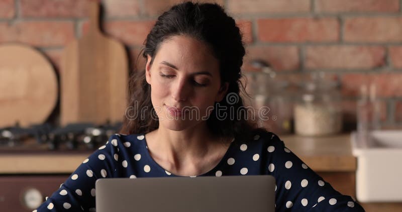 Mulher sentada em casa trabalhando no laptop busca de inspiração