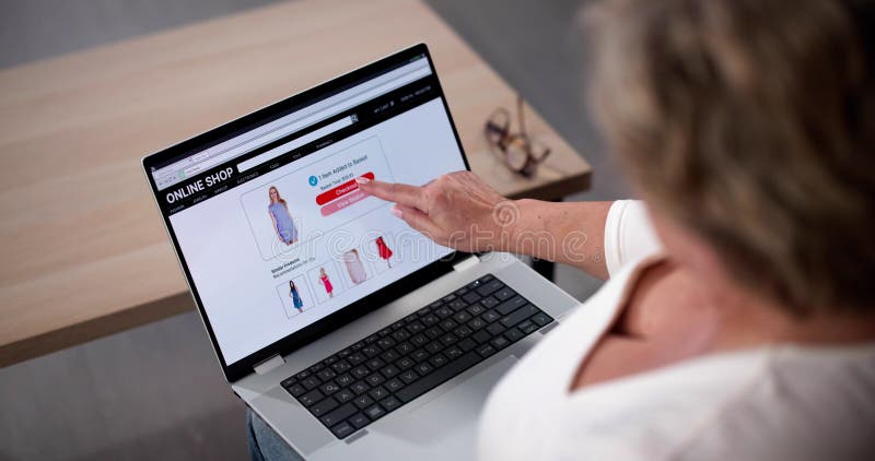 Mulher sentada no sofá a fazer compras online fotografia de stock royalty free