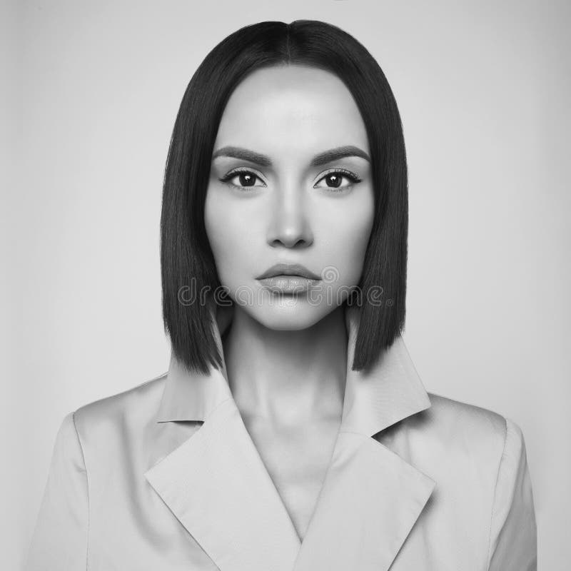 Mulher 'sexy' bonita no revestimento branco do outono F?rma Art Portrait imagens de stock royalty free Mulher 'sexy' bonita no revestimento branco do outono F?rma Art Portrait imagens de stock royalty free