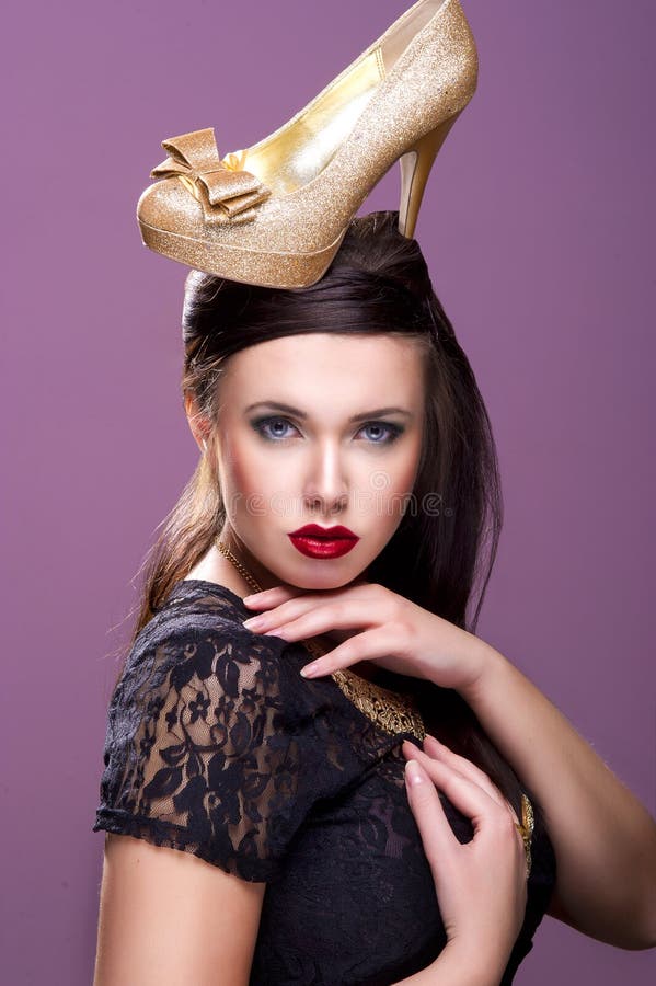 Mulher 'sexy' com sapata do ouro imagens de stock royalty free Mulher 'sexy' com sapata do ouro imagens de stock royalty free