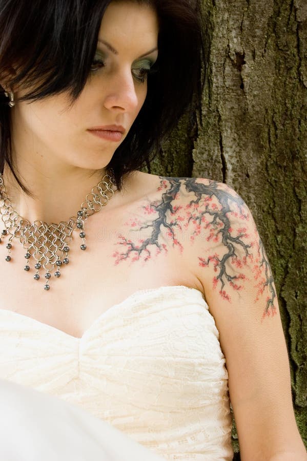 Mulher 'sexy' do tatuagem no vestido nupcial foto de stock Mulher 'sexy' do tatuagem no vestido nupcial foto de stock