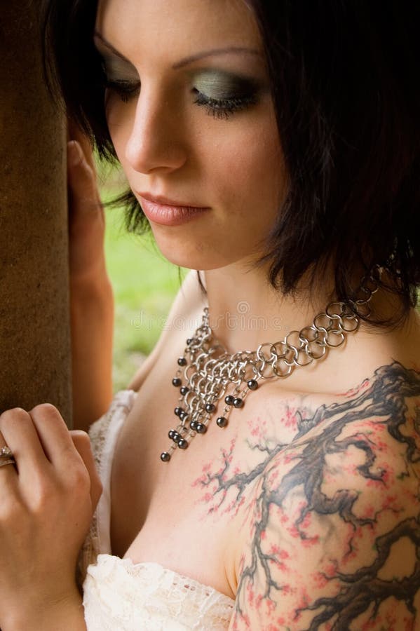 Mulher 'sexy' do tatuagem no vestido nupcial imagem de stock Mulher 'sexy' do tatuagem no vestido nupcial imagem de stock