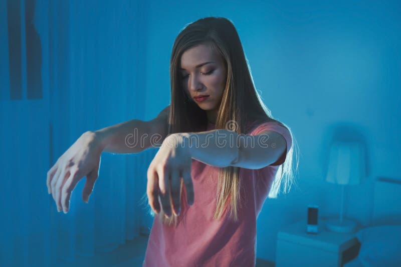 Mulher sonolento nova que sofre do sonambulismo imagem de stock royalty free Mulher sonolento nova que sofre do sonambulismo imagem de stock royalty free