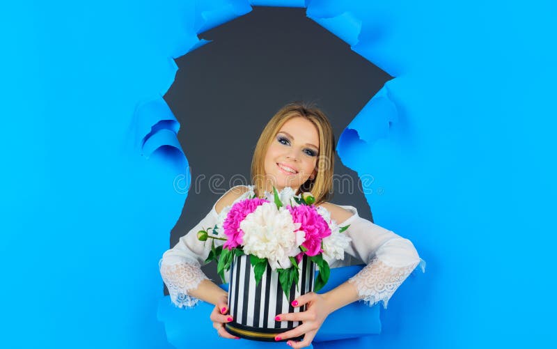 Garota Com Buquê De Peonias. Buquê De Peões. Entrega De Flores No Local De  Trabalho. Menina De Primavera Com Flores. Buquê Como Pr Imagem de Stock -  Imagem de feminilidade, senhora: 172671793