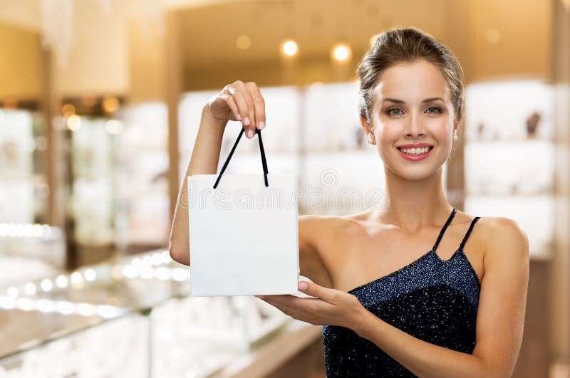Mulher sorridente com saco de compras na joalheria fotos de stock royalty free